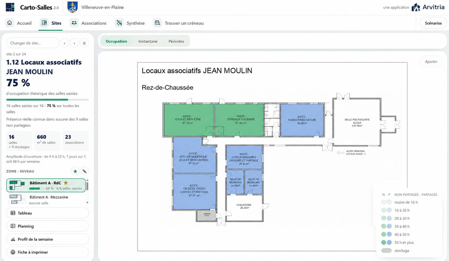 Le plan du rez-de-chaussée d’un bâtiment de locaux associatifs dans Carto-Salles : chaque salle est coloriée selon son occupation, en vert les salles prêtées à une seule association, en bleu les salles partagées&nbsp;; à gauche, le taux d’occupation du site et ses chiffres.