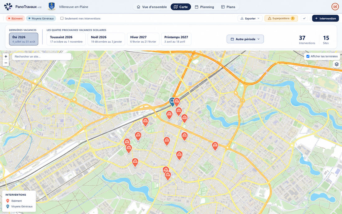 La carte de la ville dans PanoTravaux : chaque site concerné par une intervention sur la période porte une épingle, colorée selon le service qui intervient, bâtiment ou moyens généraux.
