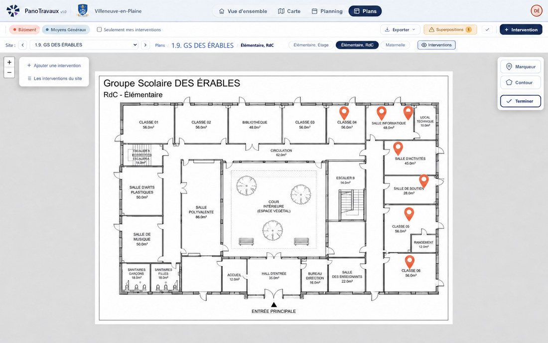 Le plan du rez-de-chaussée d’un groupe scolaire, chaque local nommé avec sa surface, et des épingles qui repèrent les interventions prévues dans les salles concernées.