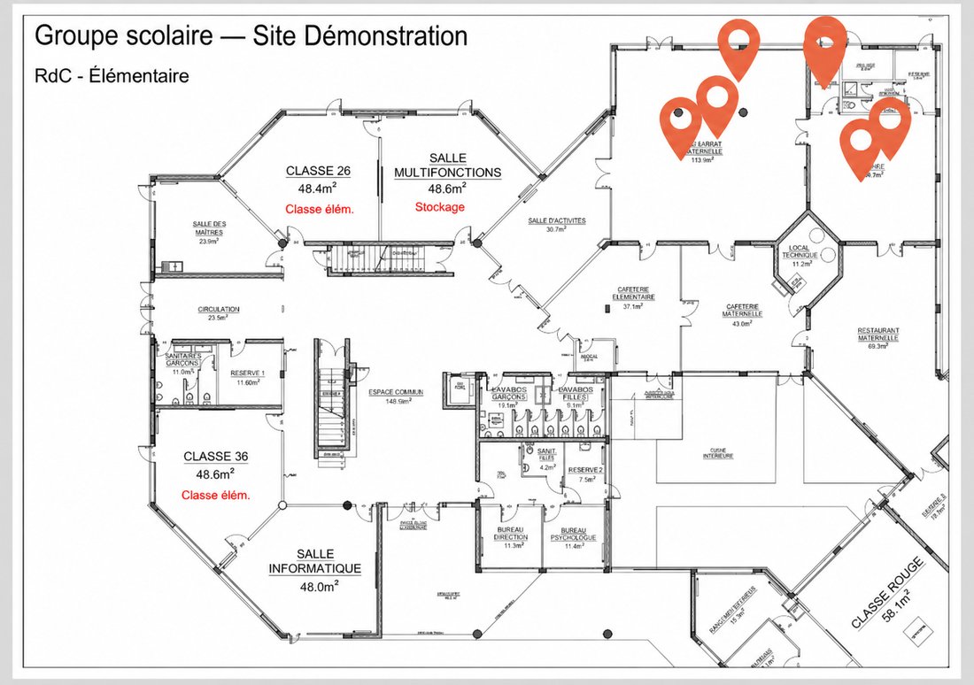 Le plan du rez-de-chaussée d’un groupe scolaire, chaque local nommé avec sa surface, et des épingles qui repèrent les interventions prévues dans les salles concernées.