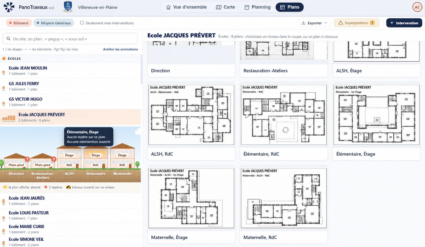 Les plans d’un groupe scolaire dans PanoTravaux : à gauche, la liste des sites&nbsp;; au centre, le site dessiné en coupe, ses bâtiments et leurs niveaux&nbsp;; à droite, les vignettes des plans de chaque niveau.