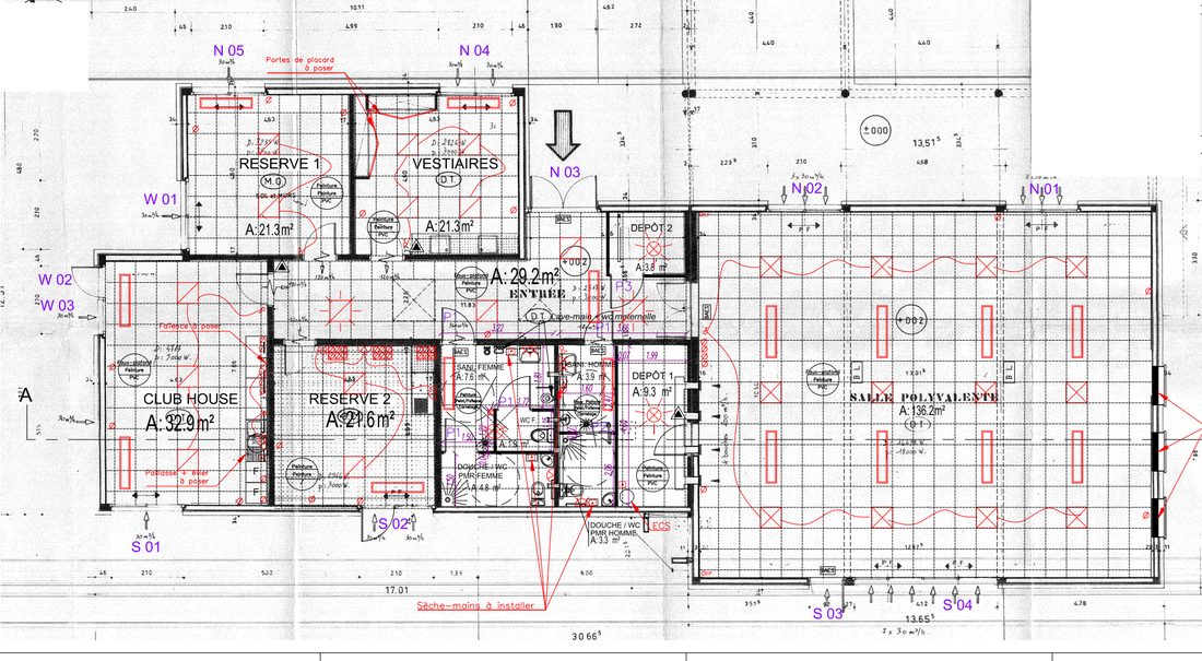Le plan d’un équipement sportif tel qu’il est remis en fin d’opération : trame de faux plafonds, réserves manuscrites en rouge, repères de ventilation, cotes de chantier, le tout superposé aux locaux.