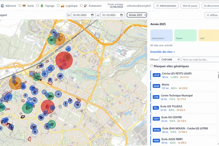 La carte d'une collectivité dans BâtiFocale : chaque site porte une bulle dont la taille dit son coût, et un panneau détaille l'activité de l'année, site par site.